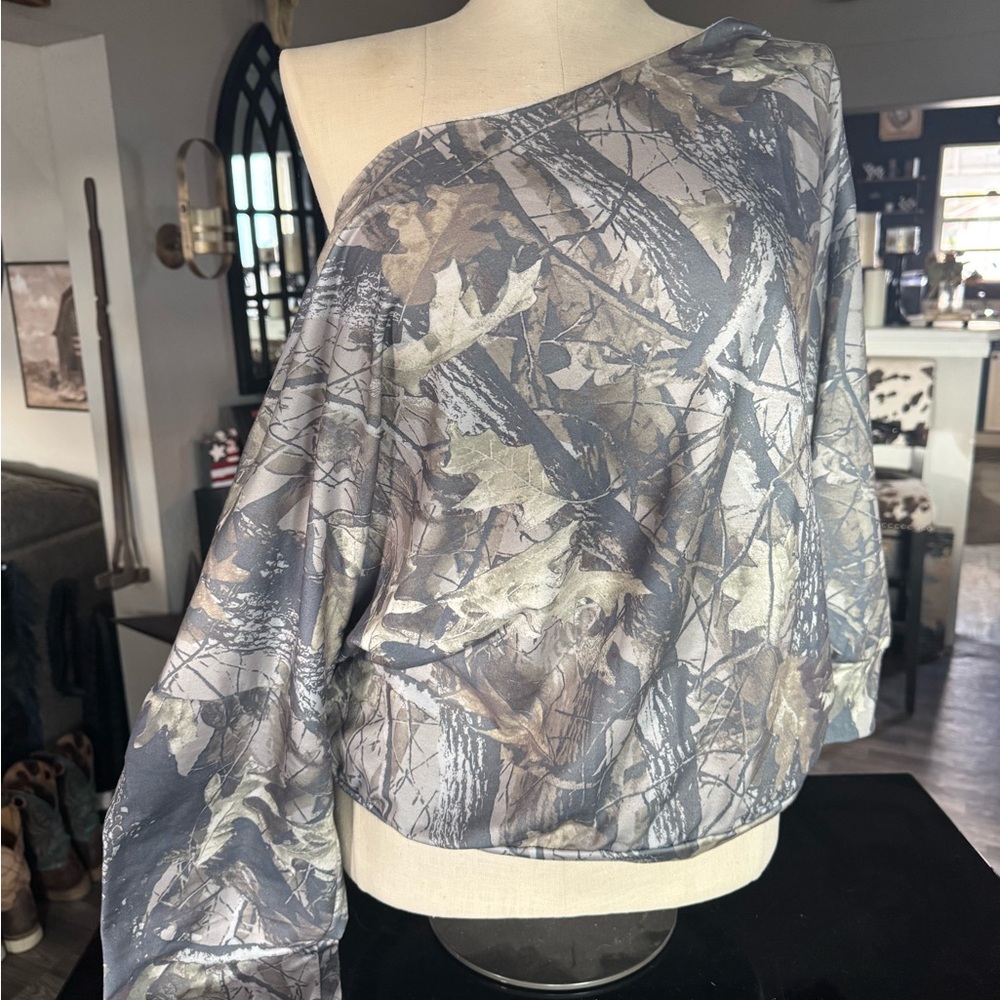 Women’s Off-Shoulder Camouflage Print Top - Gray/Tan